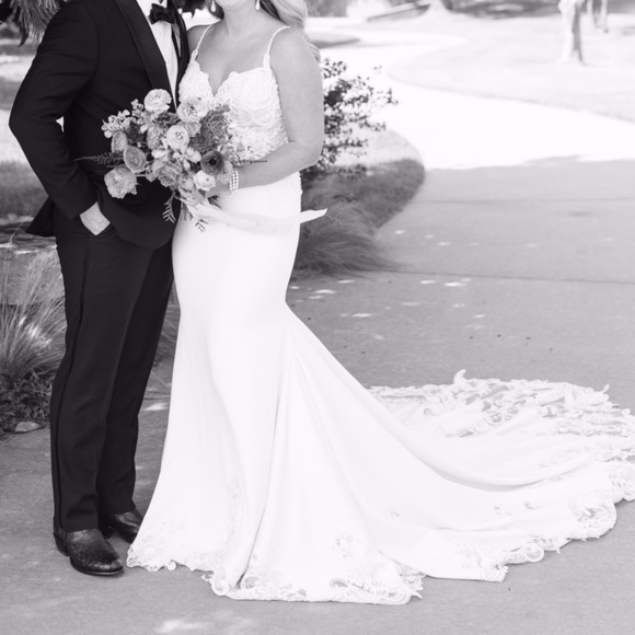 Stunning Pre-Owned Allure Bridals Wedding Gown - Ivory/Nude Lining, Size 10 - Picture 10 of 15